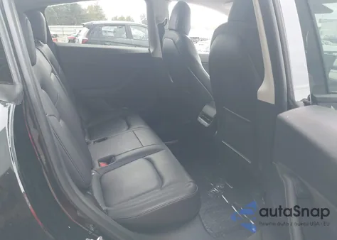 2021 Tesla Model Y Standard Range Rear-Wheel Drive z USA, uszkodzony, nr VIN 5YJYGDED4MF126113